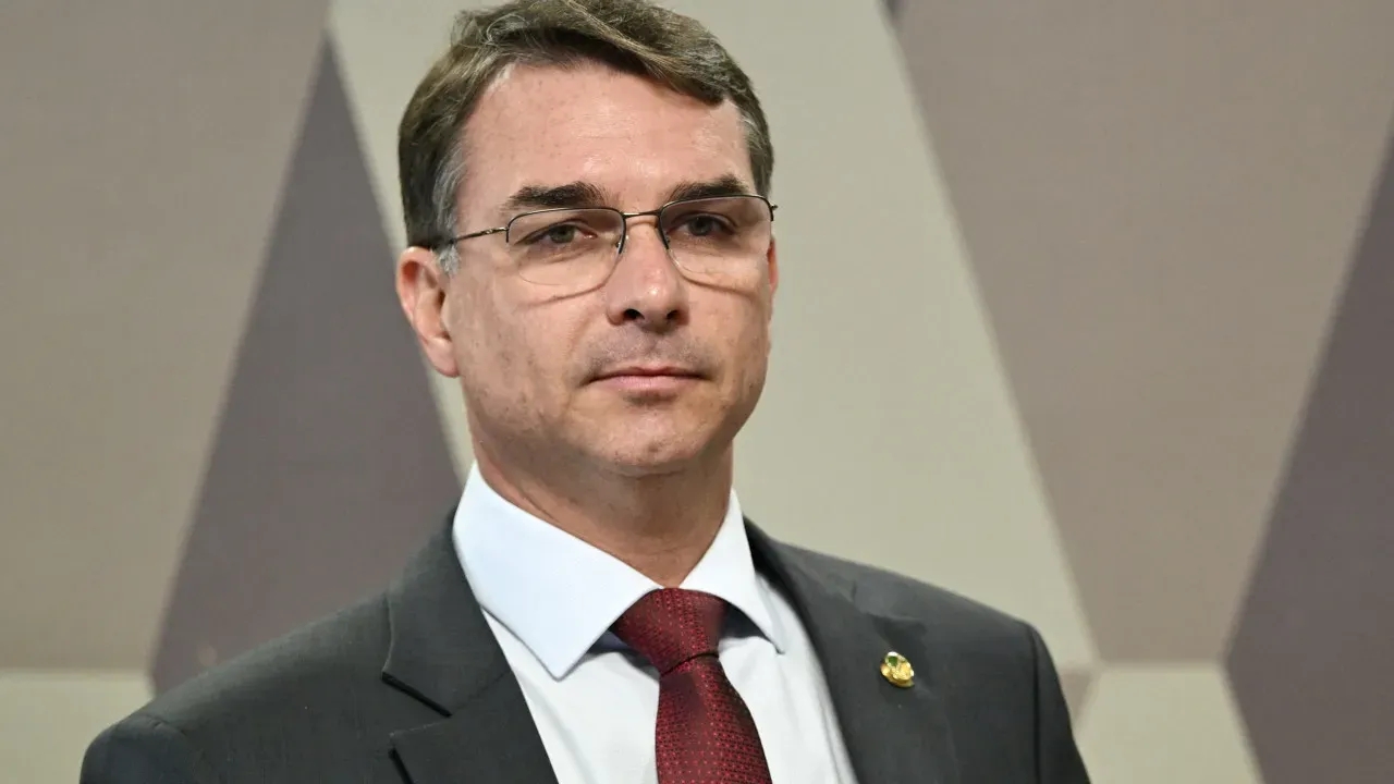 TJ-RJ nega nova tentativa de investigar Flávio Bolsonaro