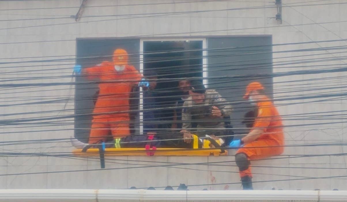 Trabalhador sofre choque e cai ao instalar placas solares