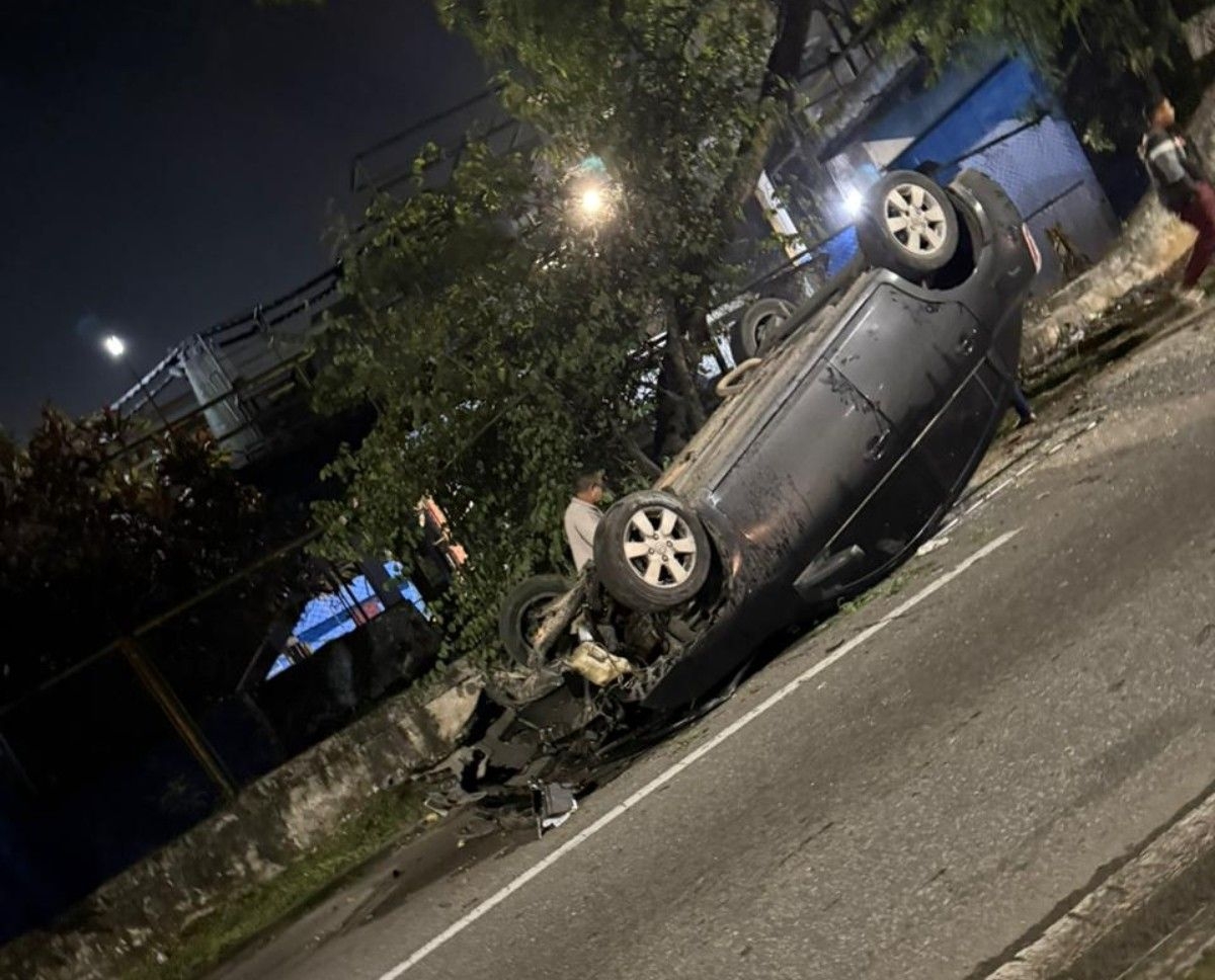 Carro capota e fere duas pessoas em Volta Redonda