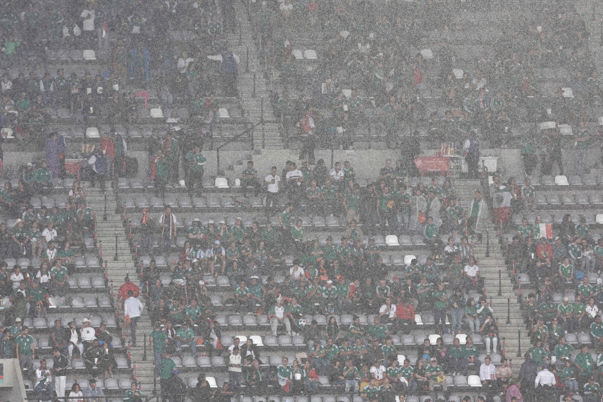 México x Inglaterra: chuva atrasa duelo nas oitavas