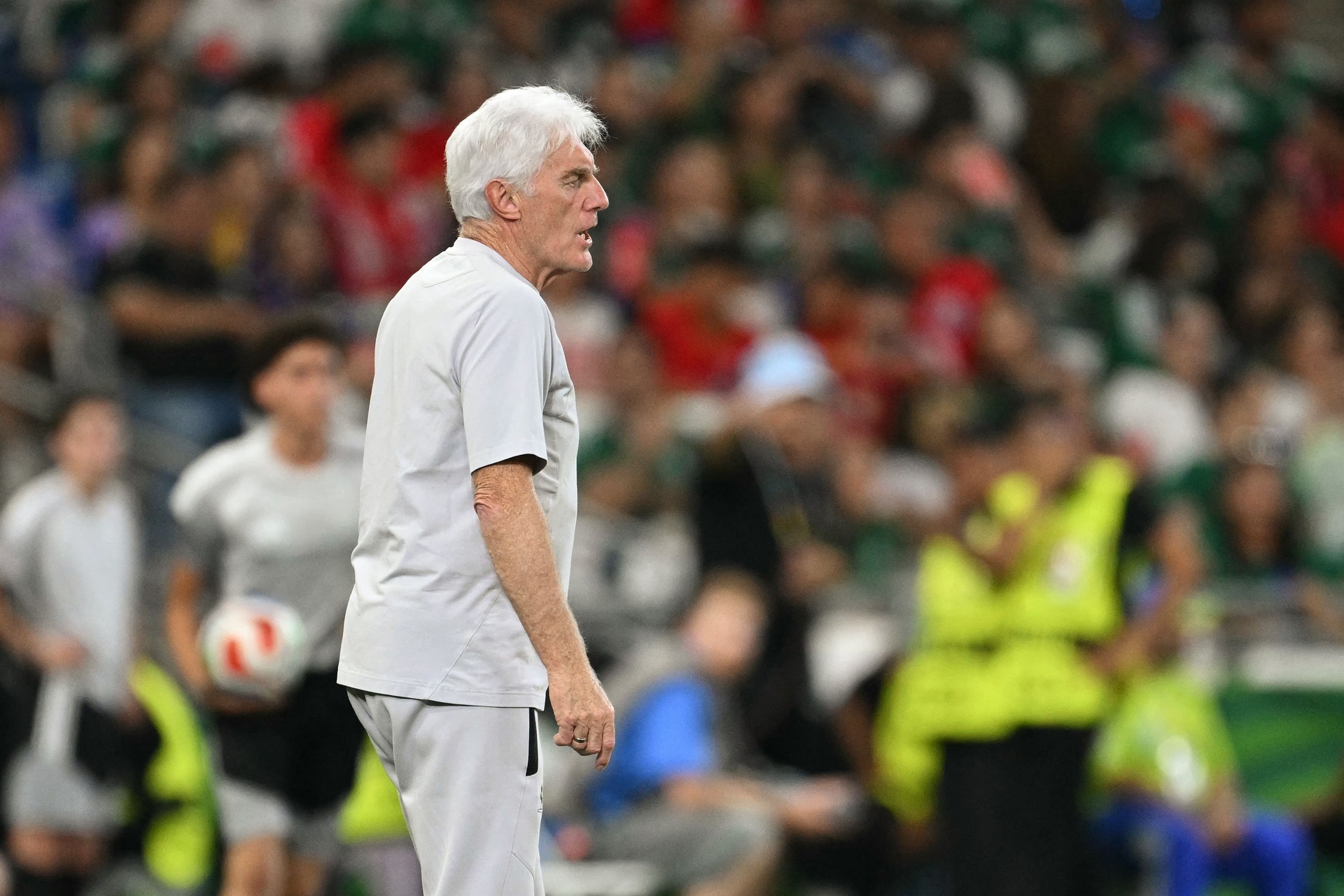 Hugo Broos se torna o mais velho a liderar seleção na Copa