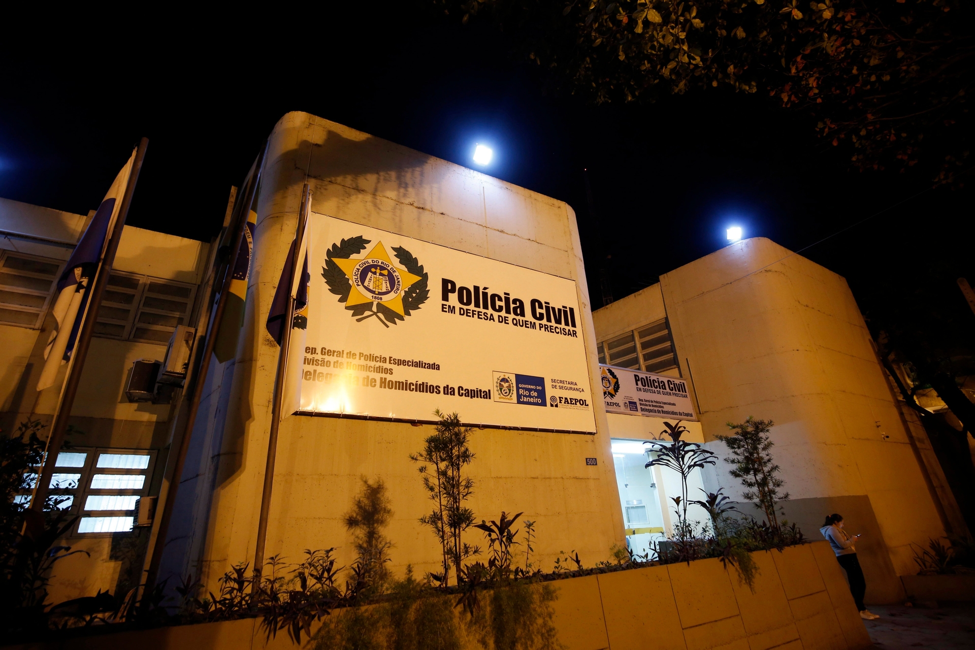 Mulher baleada em van em Santa Cruz morre neste sábado