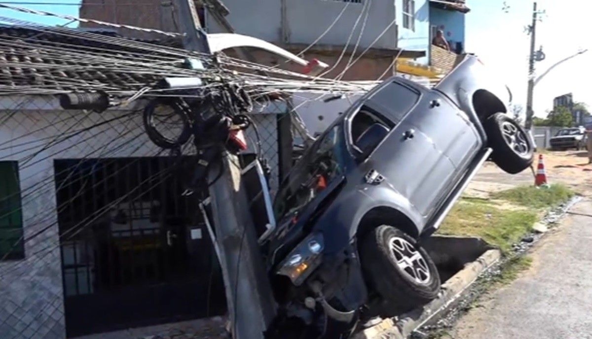 Motorista atinge poste em Marechal Deodoro após cochilar