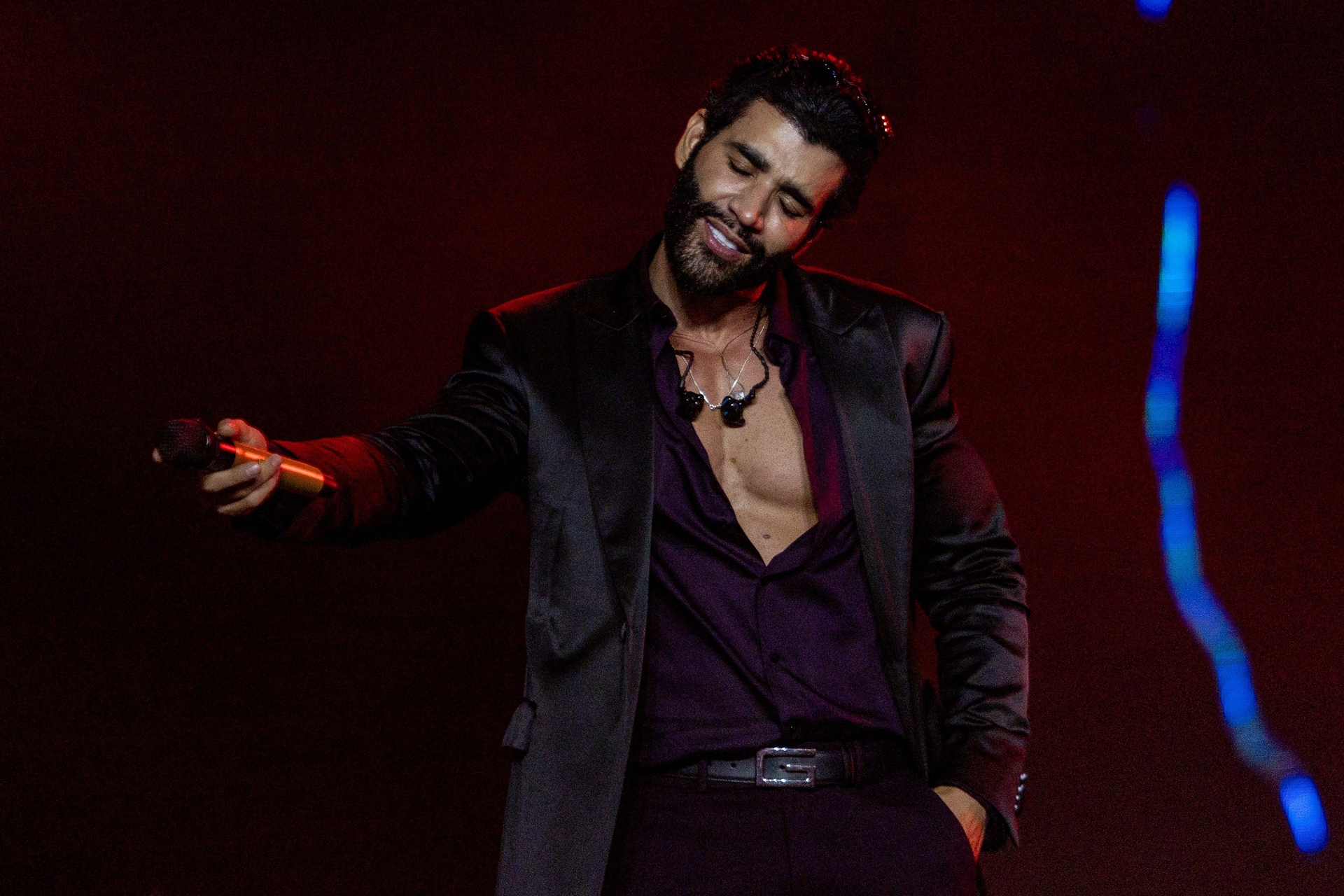 Gusttavo Lima voa sobre o público e grava músicas novas
