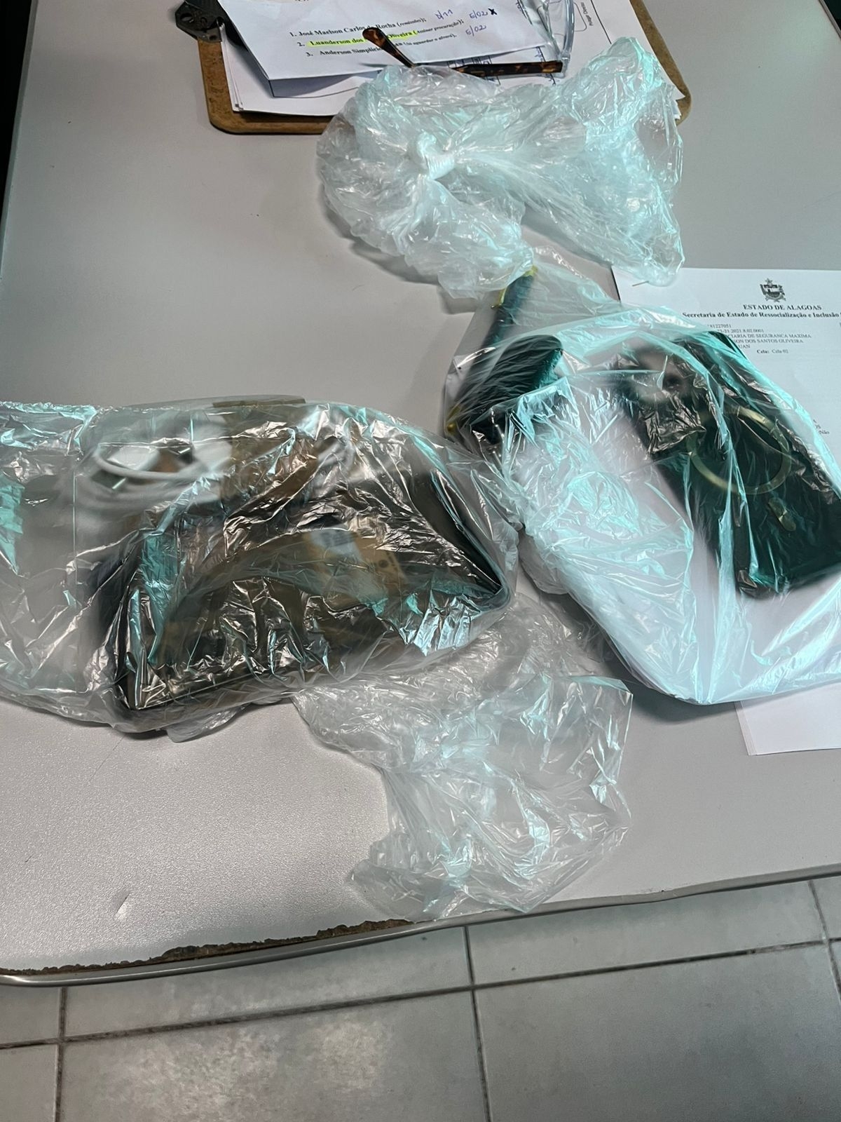 Advogado preso por tentar entregar celular a detento