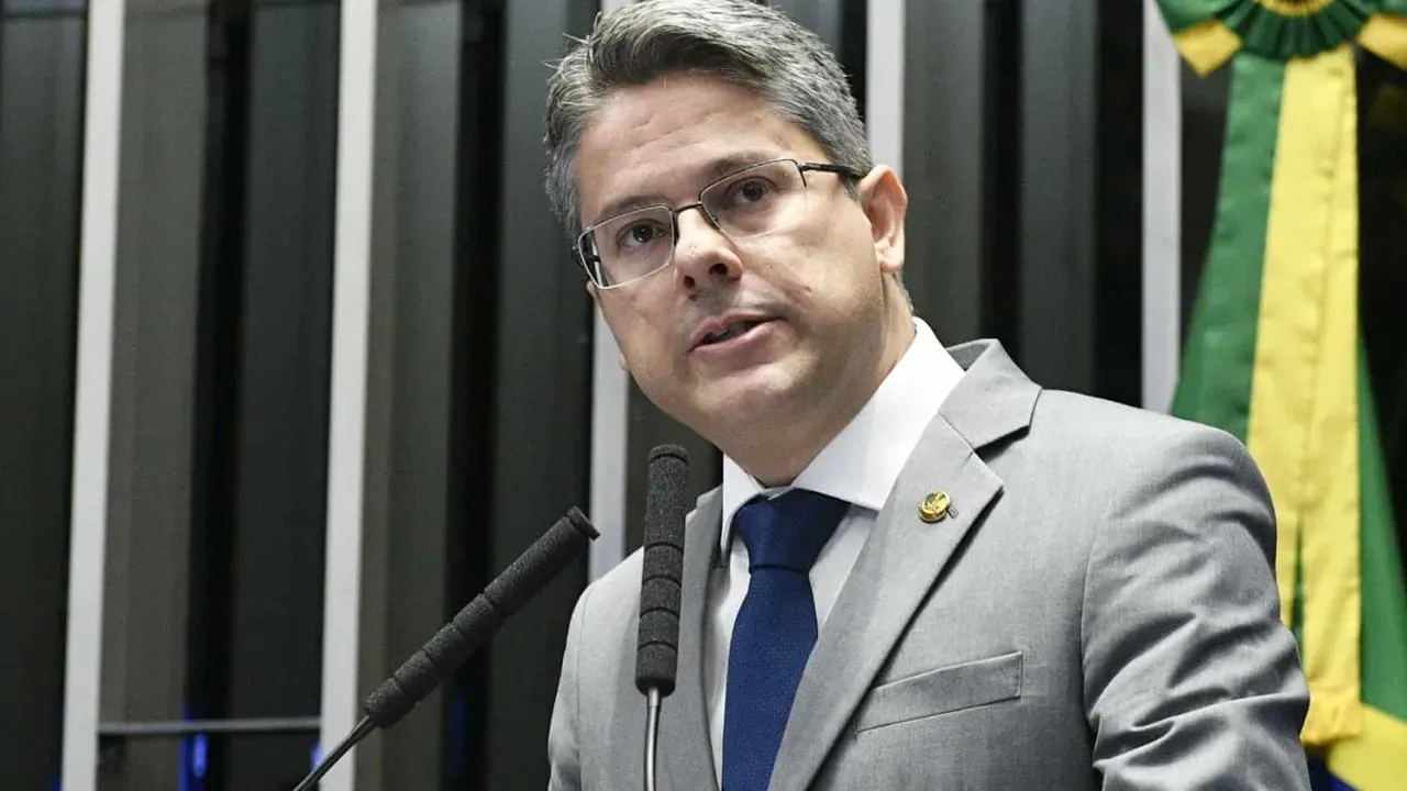 Gilmar Mendes pede investigação contra senador Alessandro Vieira