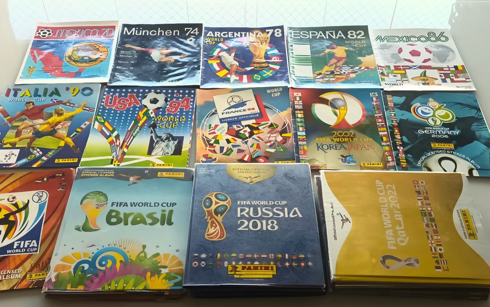 Professor baiano coleciona cards e álbuns da Copa do Mundo