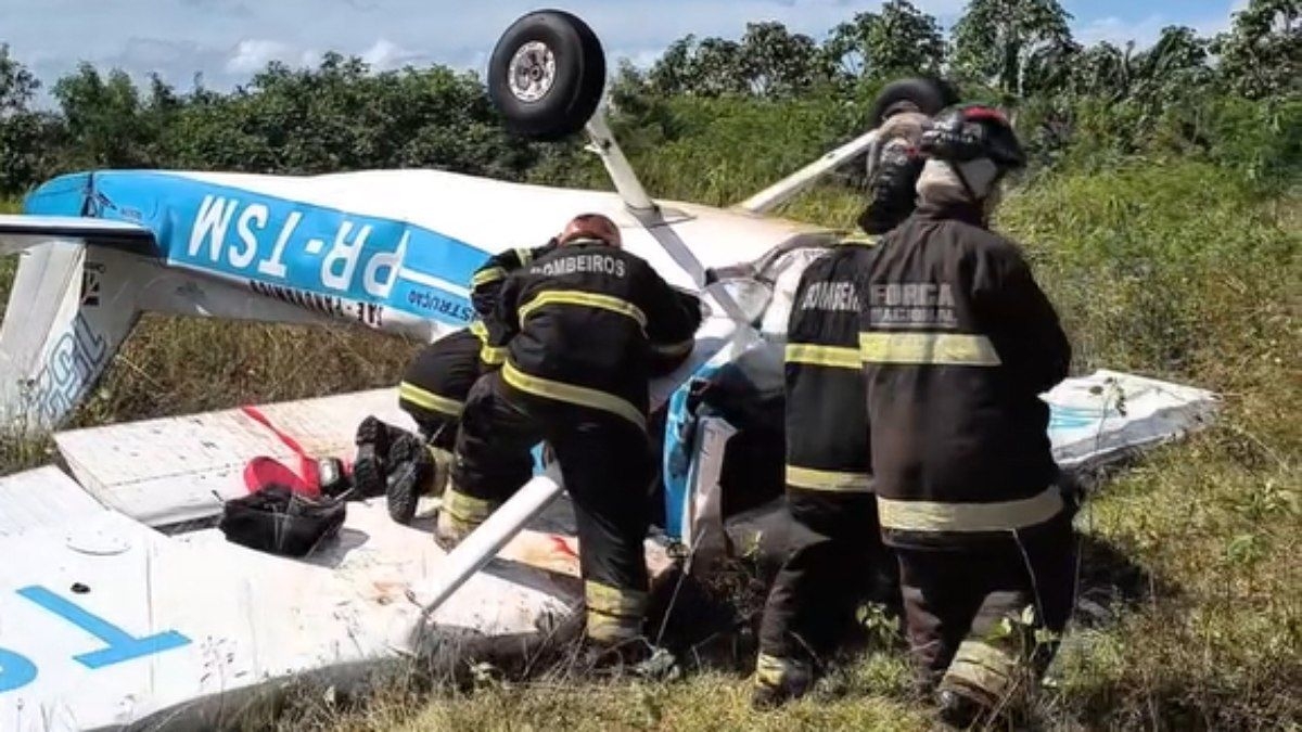 Avião de treino cai em Manaus e mata dois alunos