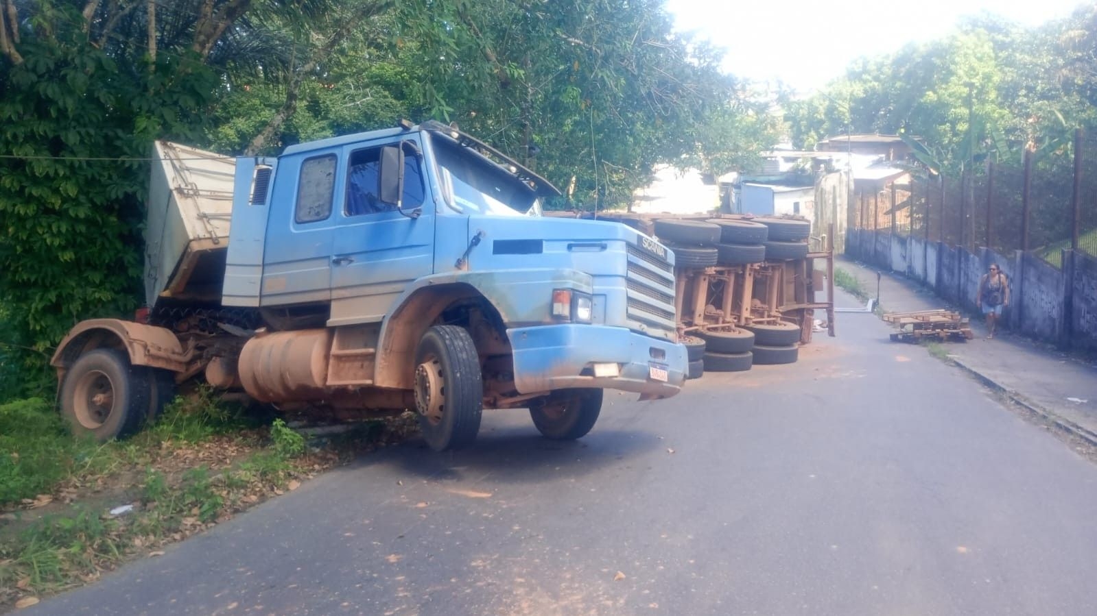 Caminhão desgovernado tomba em ladeira em Manaus
