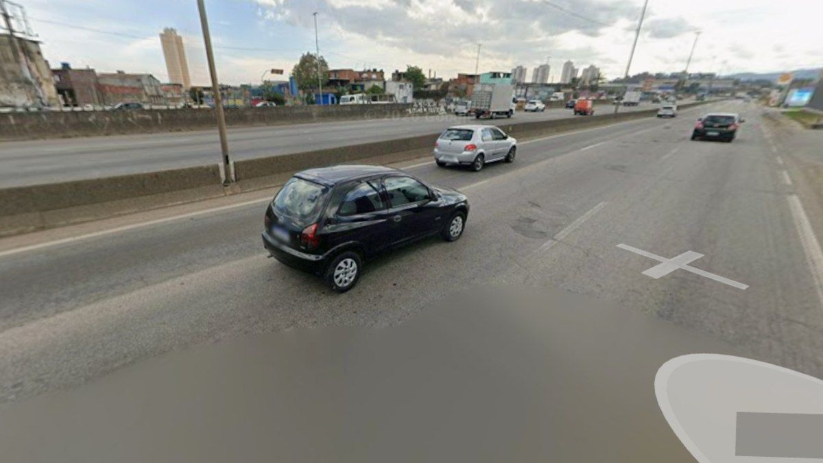 Motorista de ônibus morre em batida com carreta na Fernão Dias