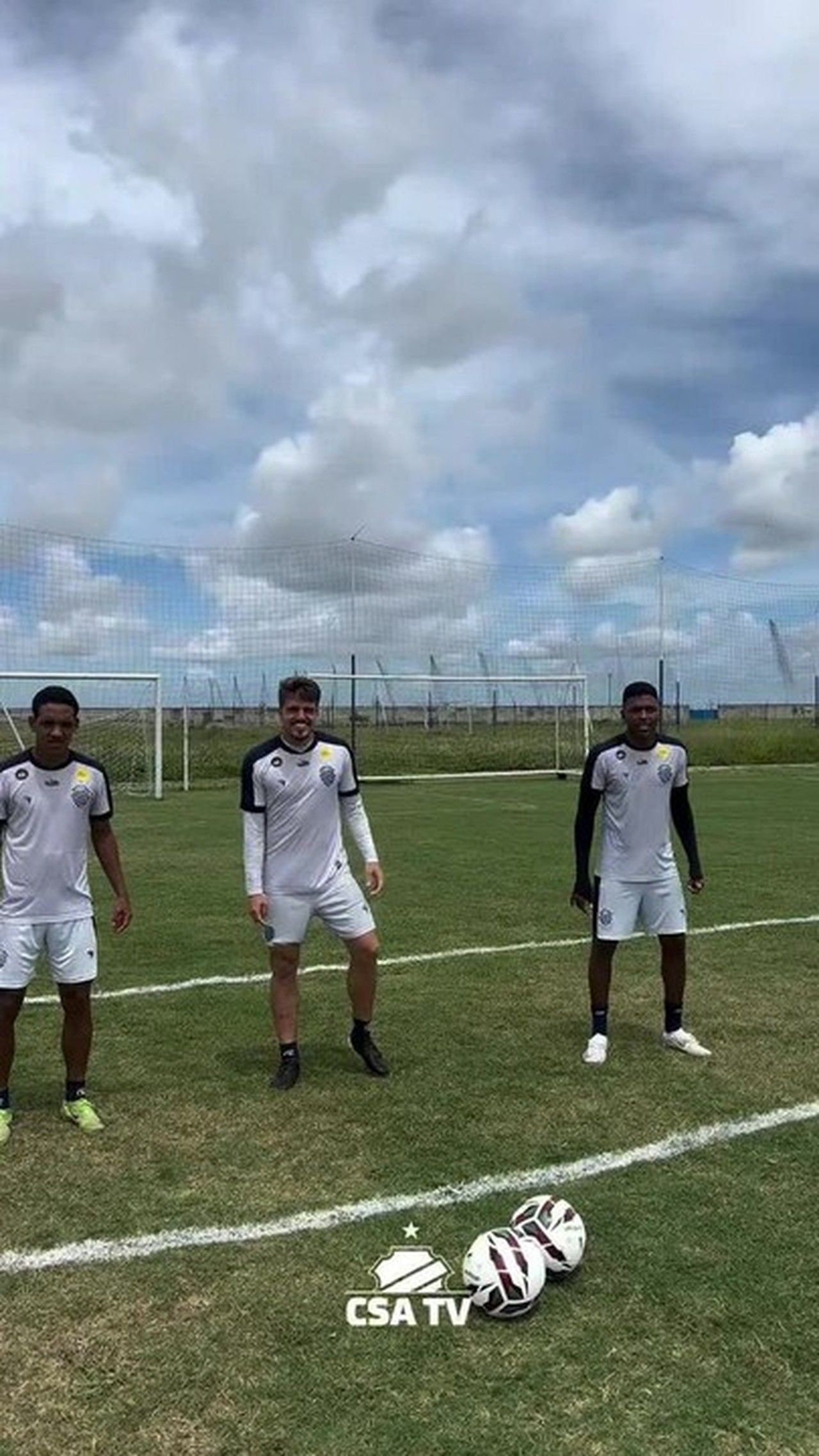 Jogadores do CSA participam de dinâmica no CT e se divertem