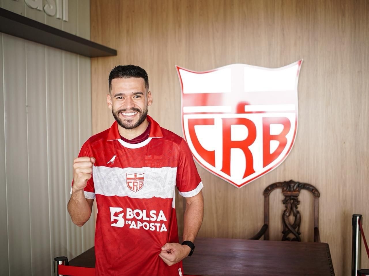 Patrick de Lucca é apresentado pelo CRB e explica ausência