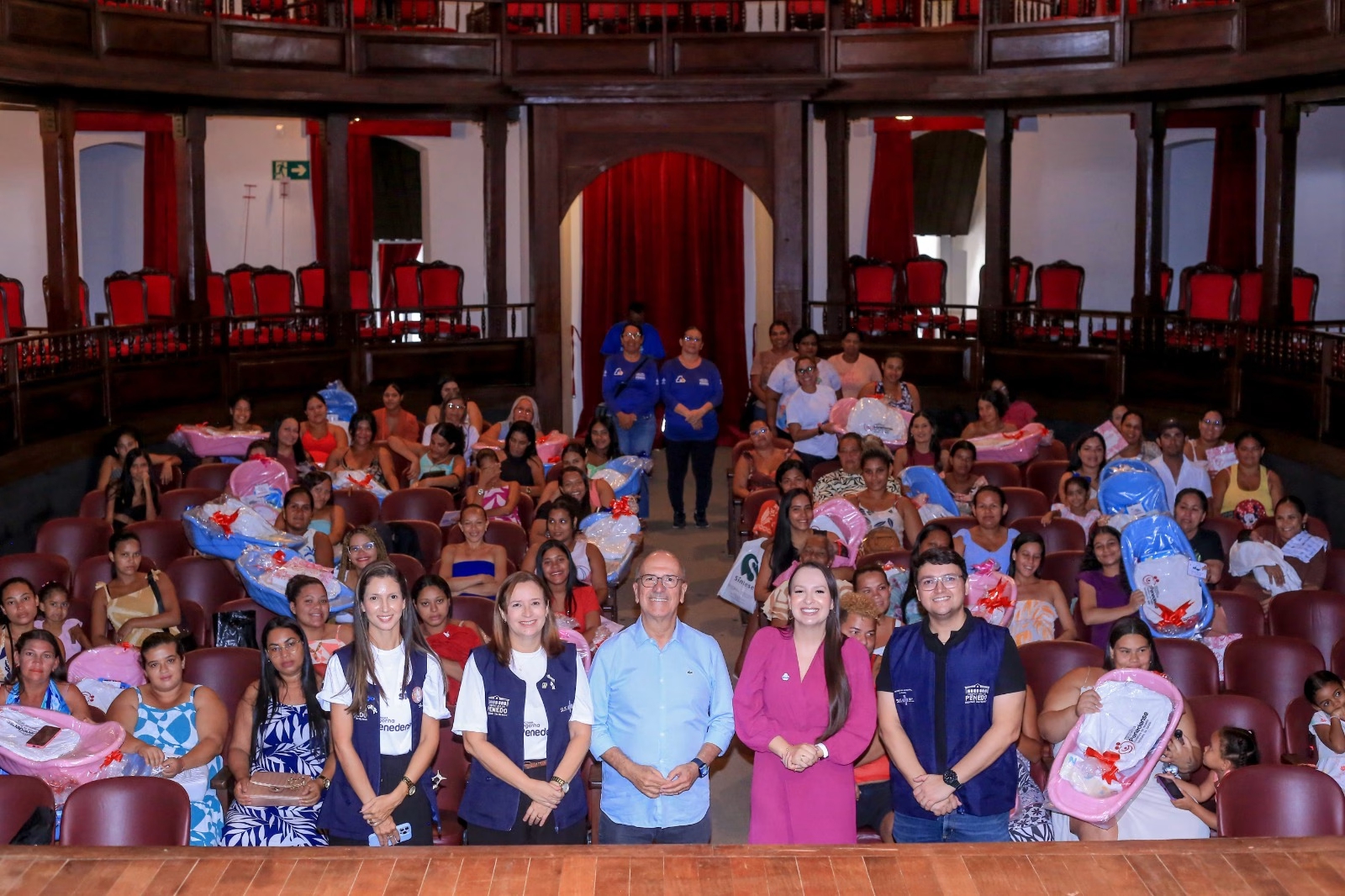 Programa Cegonha Penedense entrega enxovais para gestantes