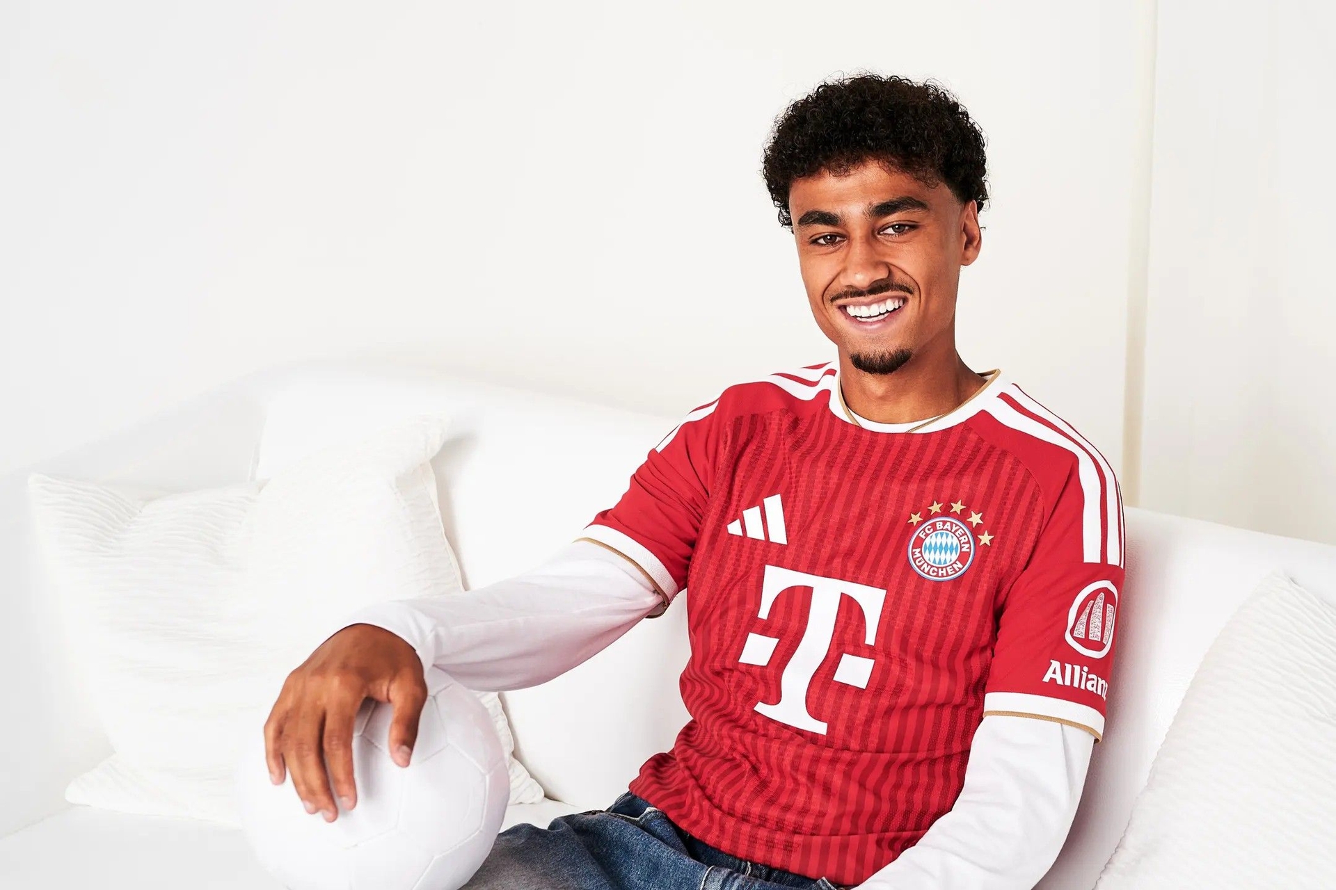 Bayern de Munique contrata o lateral Nathaniel Brown por R$ 325 milhões