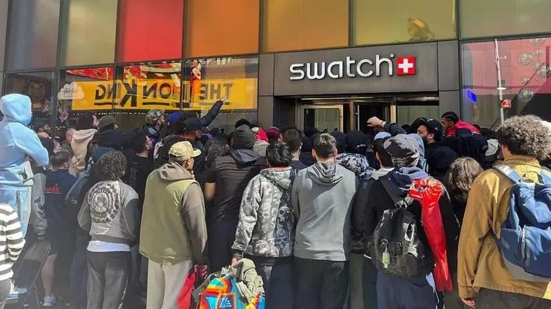 Frenesi global pelo lançamento de relógio da Swatch e AP