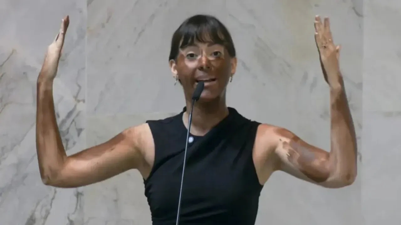 Fabiana Bolsonaro faz blackface em protesto transfóbico