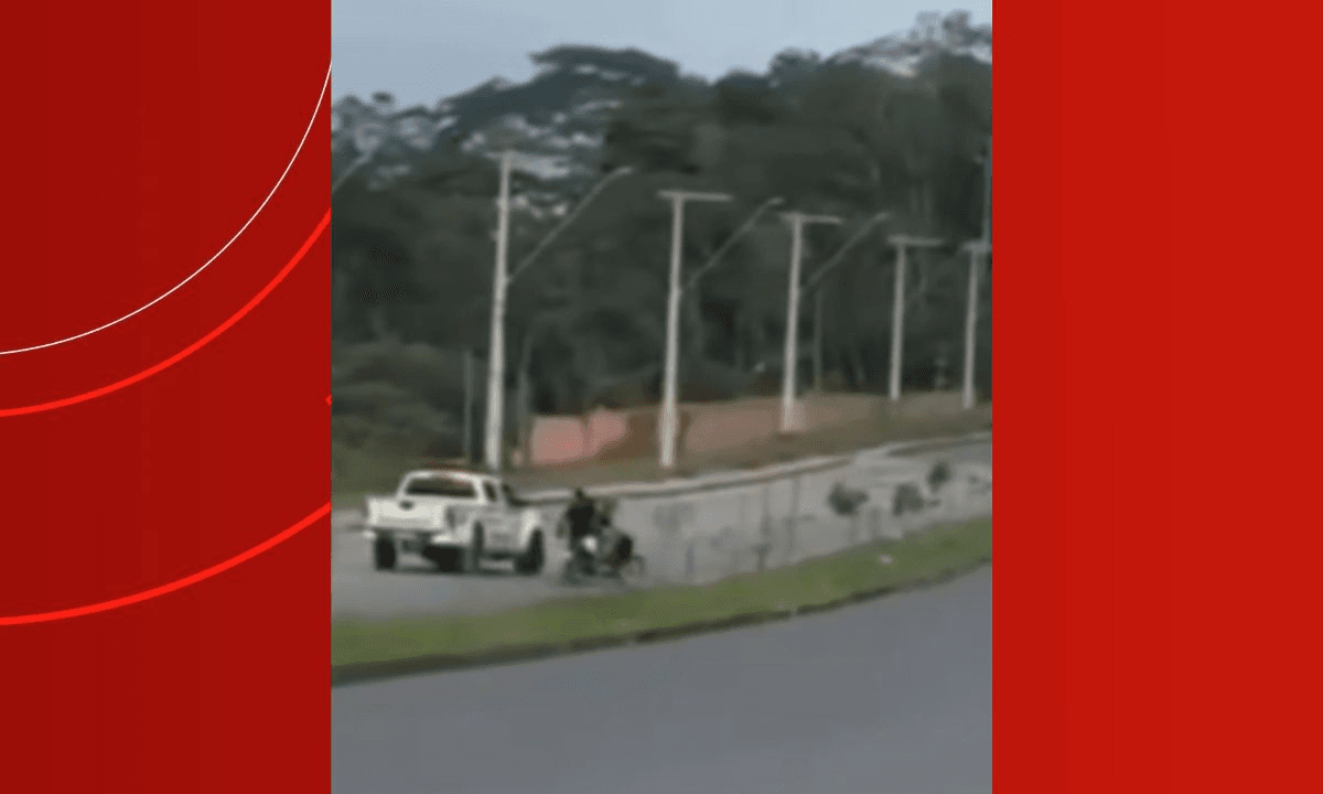 Perseguição entre Detran-AM e moto é flagrada em vídeo