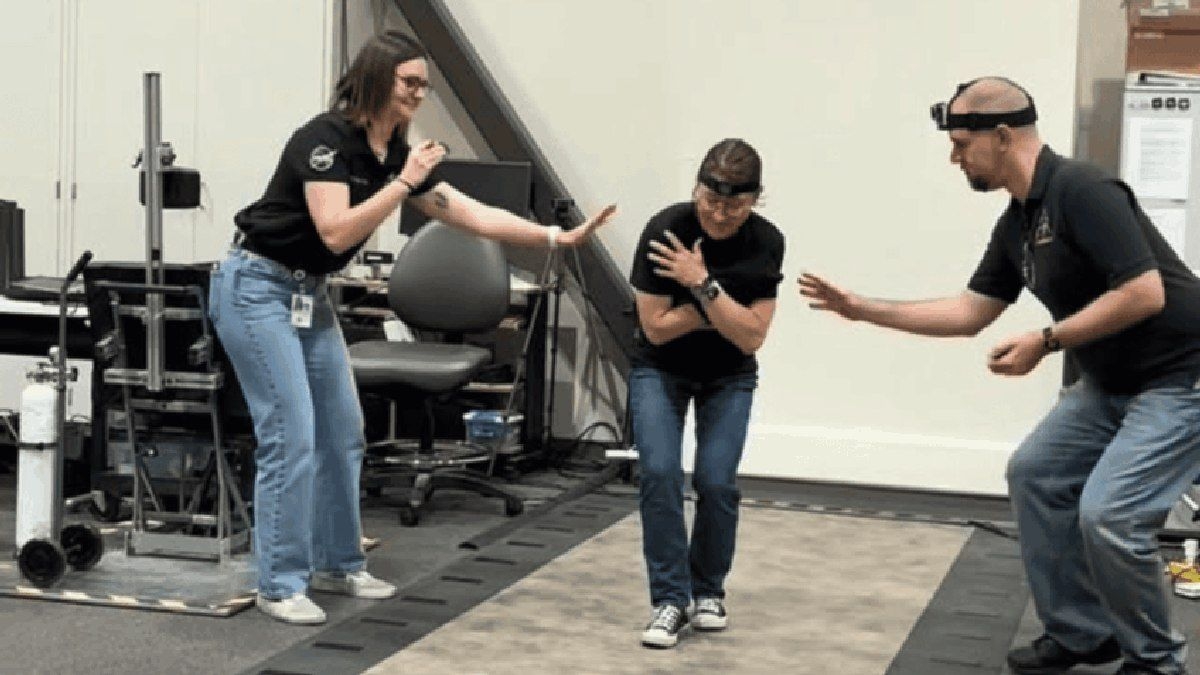 Astronauta da Artemis II faz fisioterapia após missão