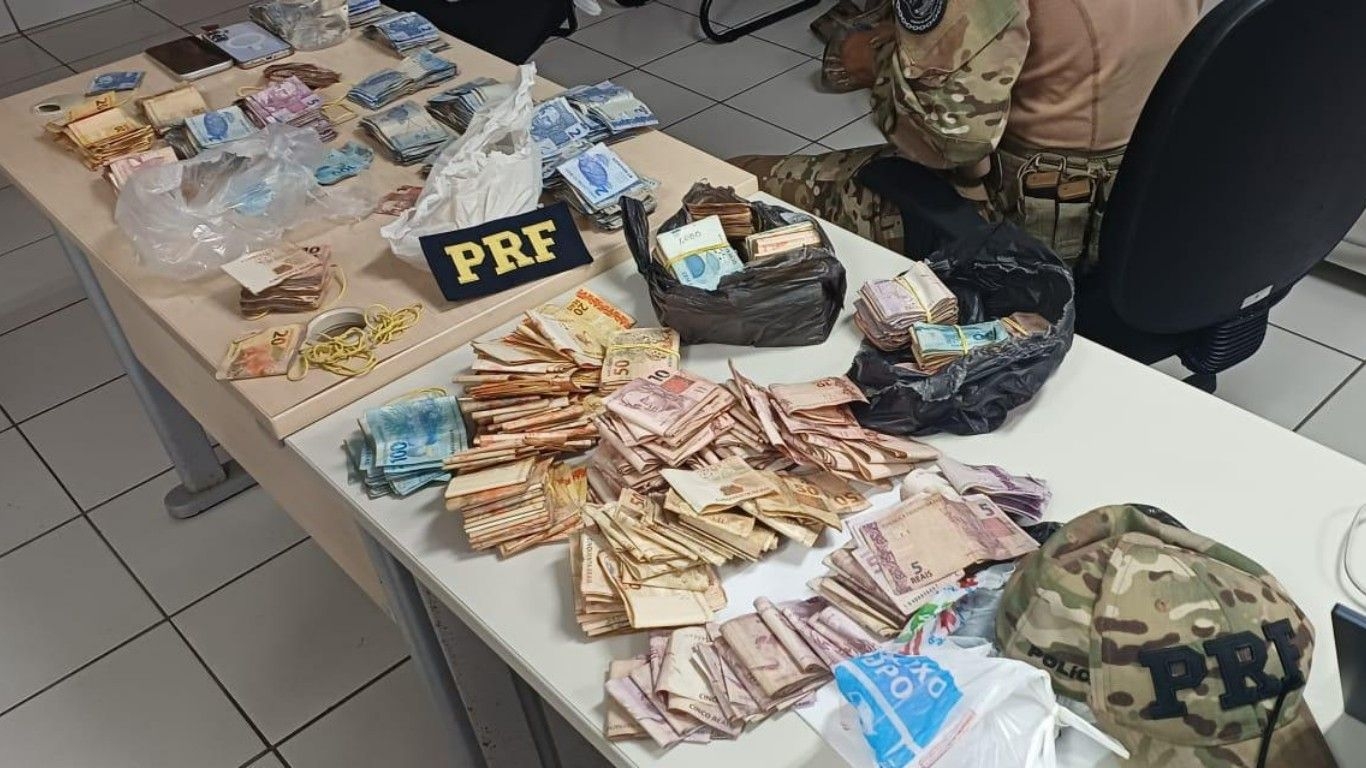 PRF apreende R$ 48 mil em carro furtado em Gravatá