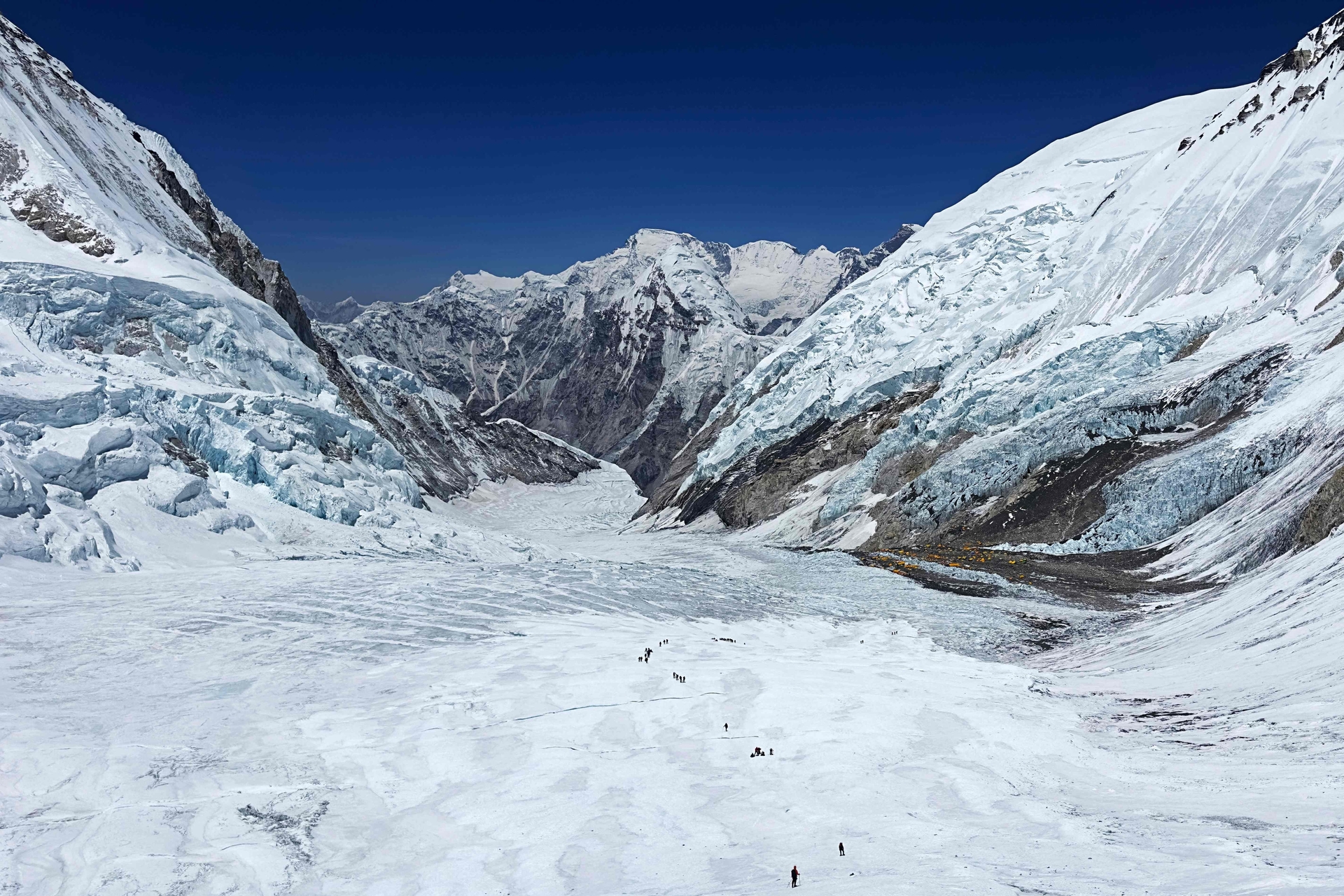 Dupla faz história no Everest em temporada extrema