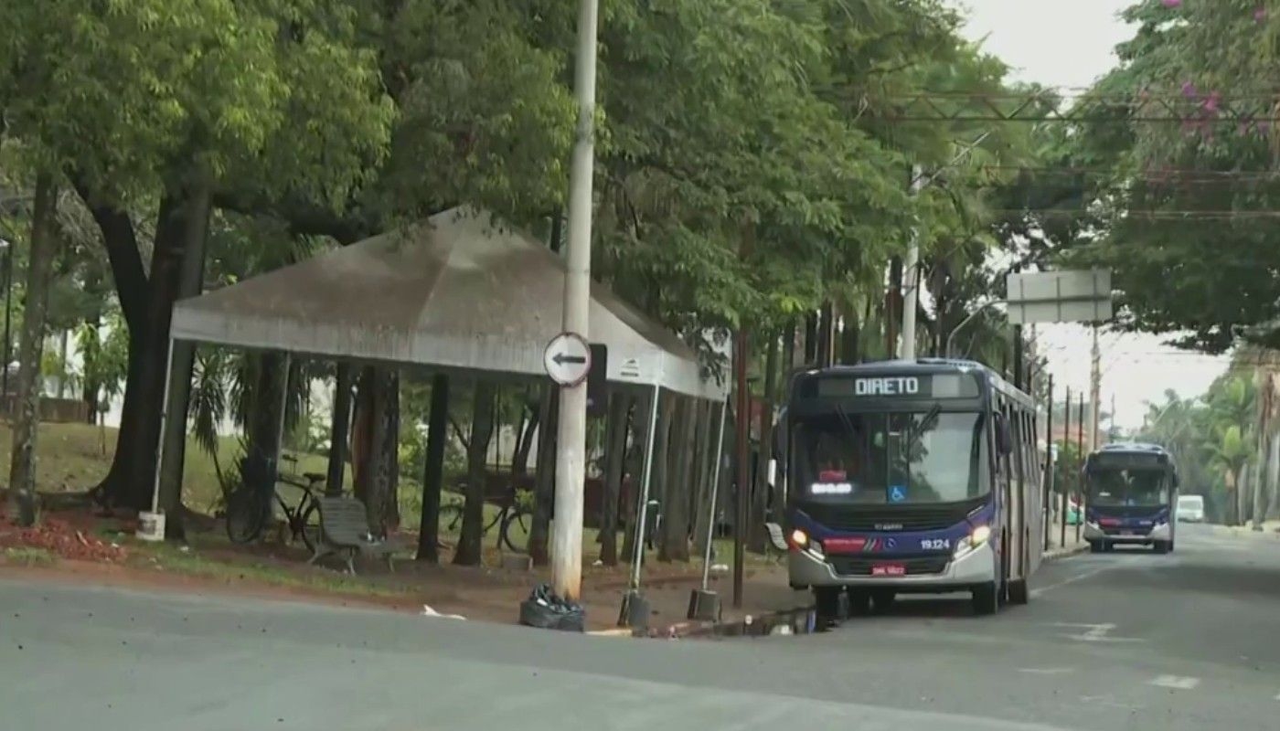 Passageiros enfrentam filas na chuva em Cosmópolis