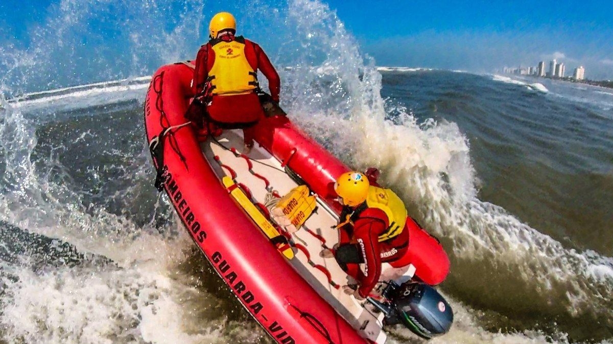 Resgate de turistas no litoral de SP em feriado