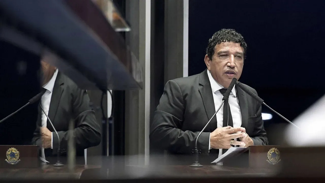 Magno Malta registra BO contra técnica de enfermagem por agressão