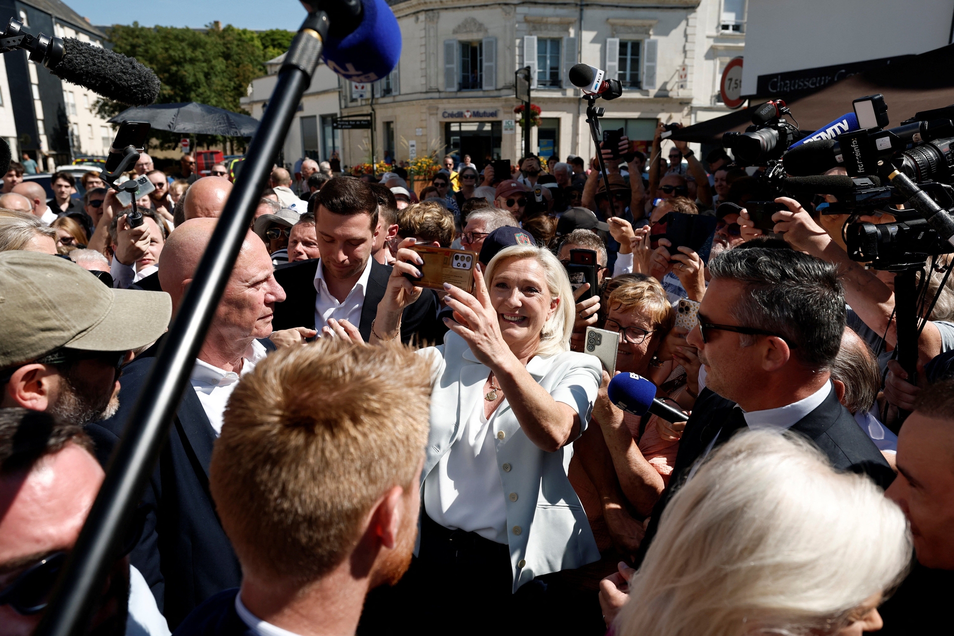 Campanha de Le Pen tem início após condenação confirmada na França