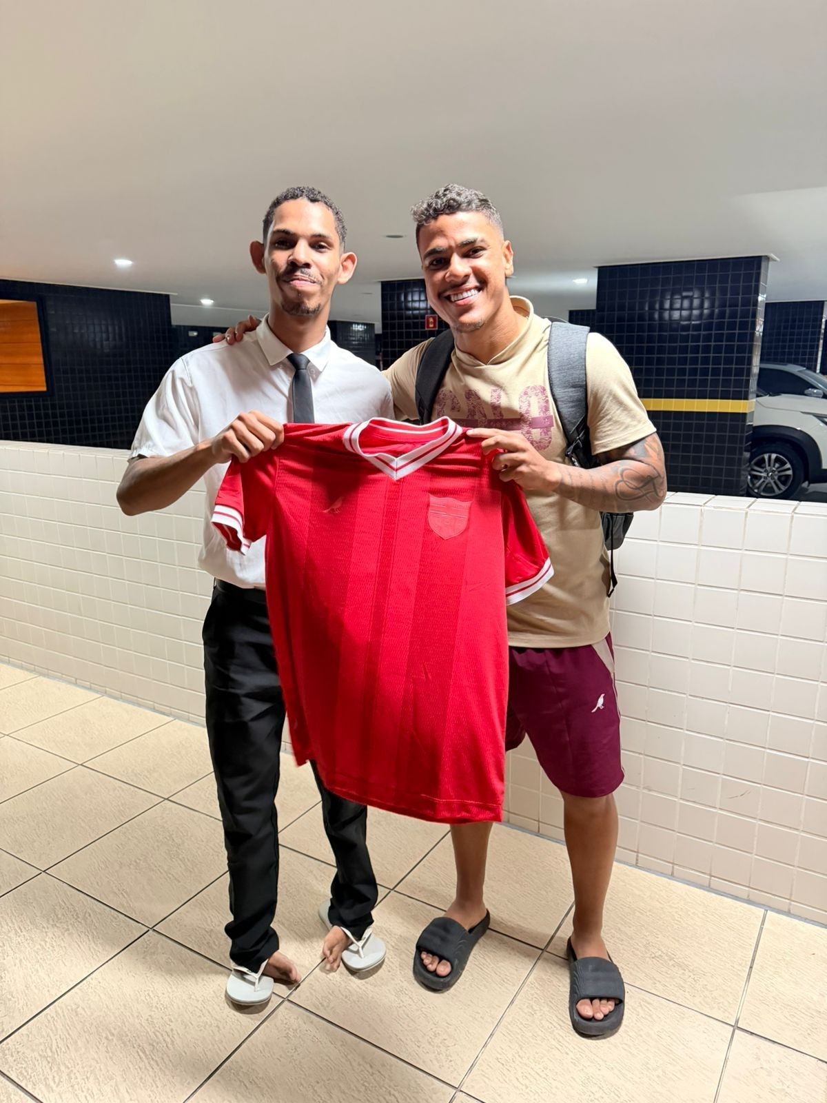 Geovane presenteia porteiro com camisa do CRB após vitória