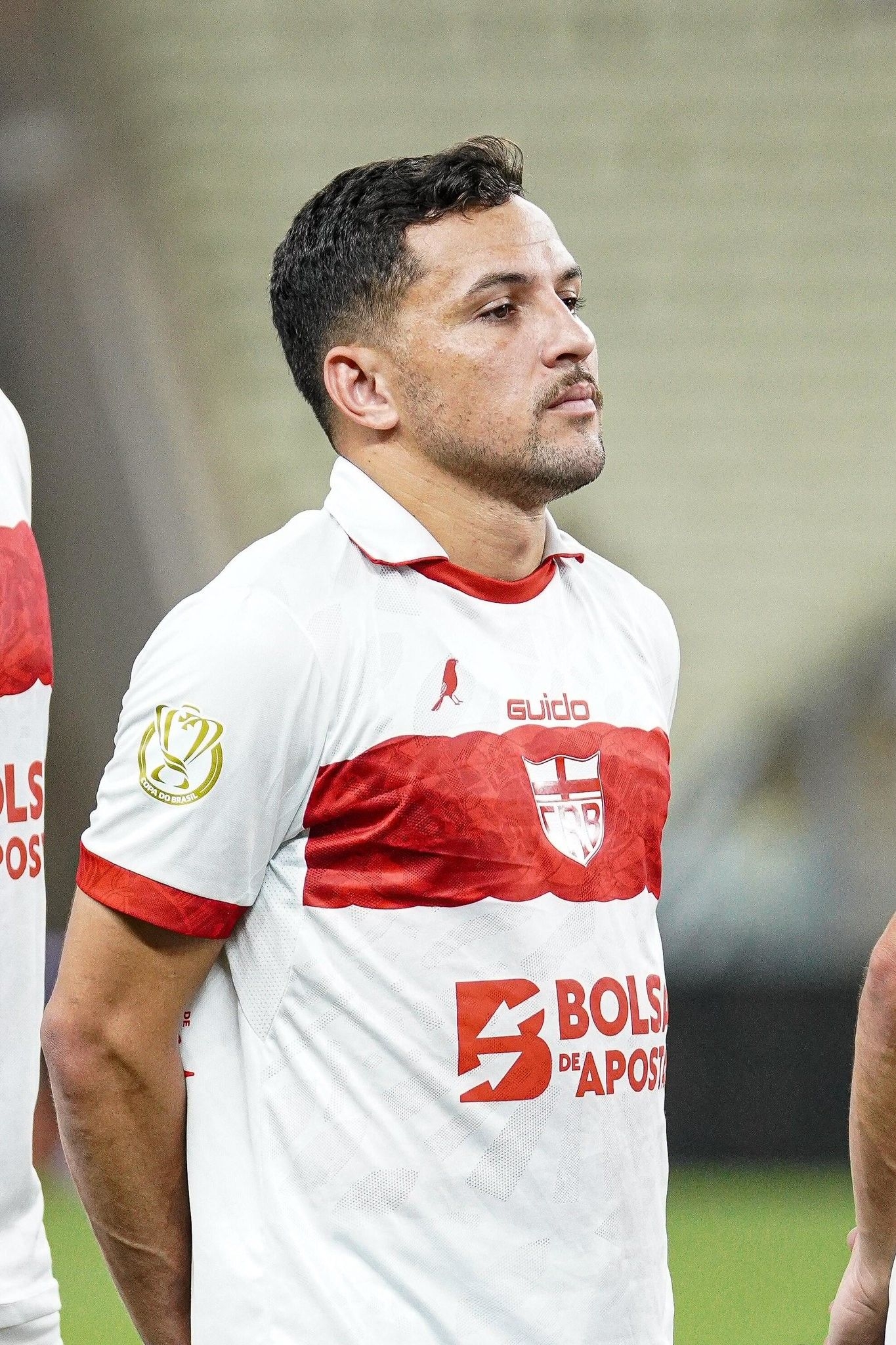 Dadá Belmonte sai de ambulância após queda em jogo