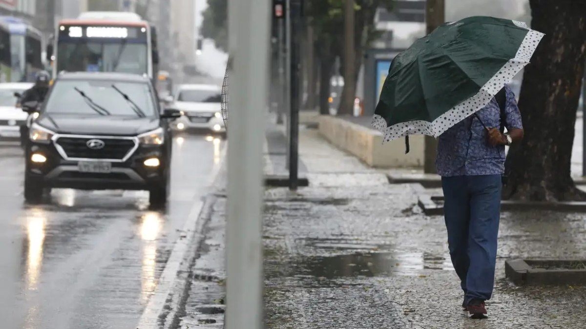 Frente fria traz chuva intensa e risco de temporais