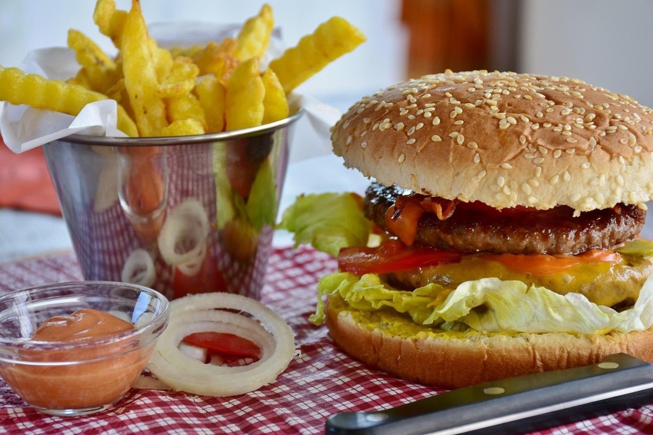 Consumo de ultraprocessados aumenta risco de demência em dietas saudáveis