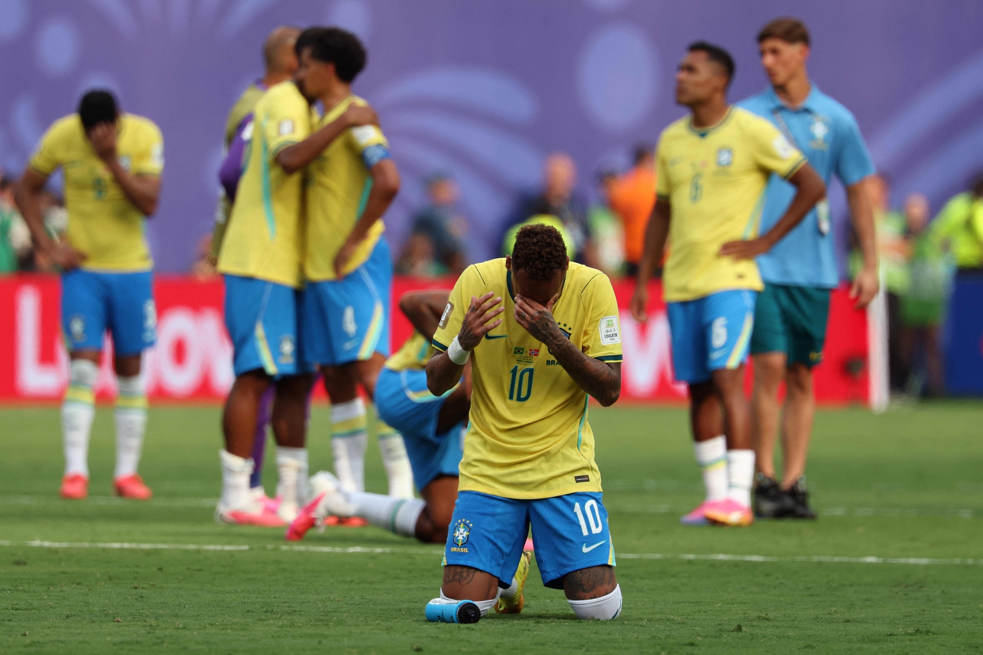 Mundo chora pelo Brasil após eliminação na Copa do Mundo
