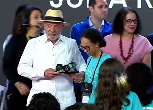 Lula convida jovens a mudar a política brasileira