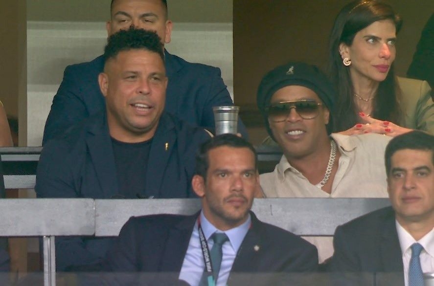 Ronaldo e Ronaldinho assistem Brasil x Haiti no estádio