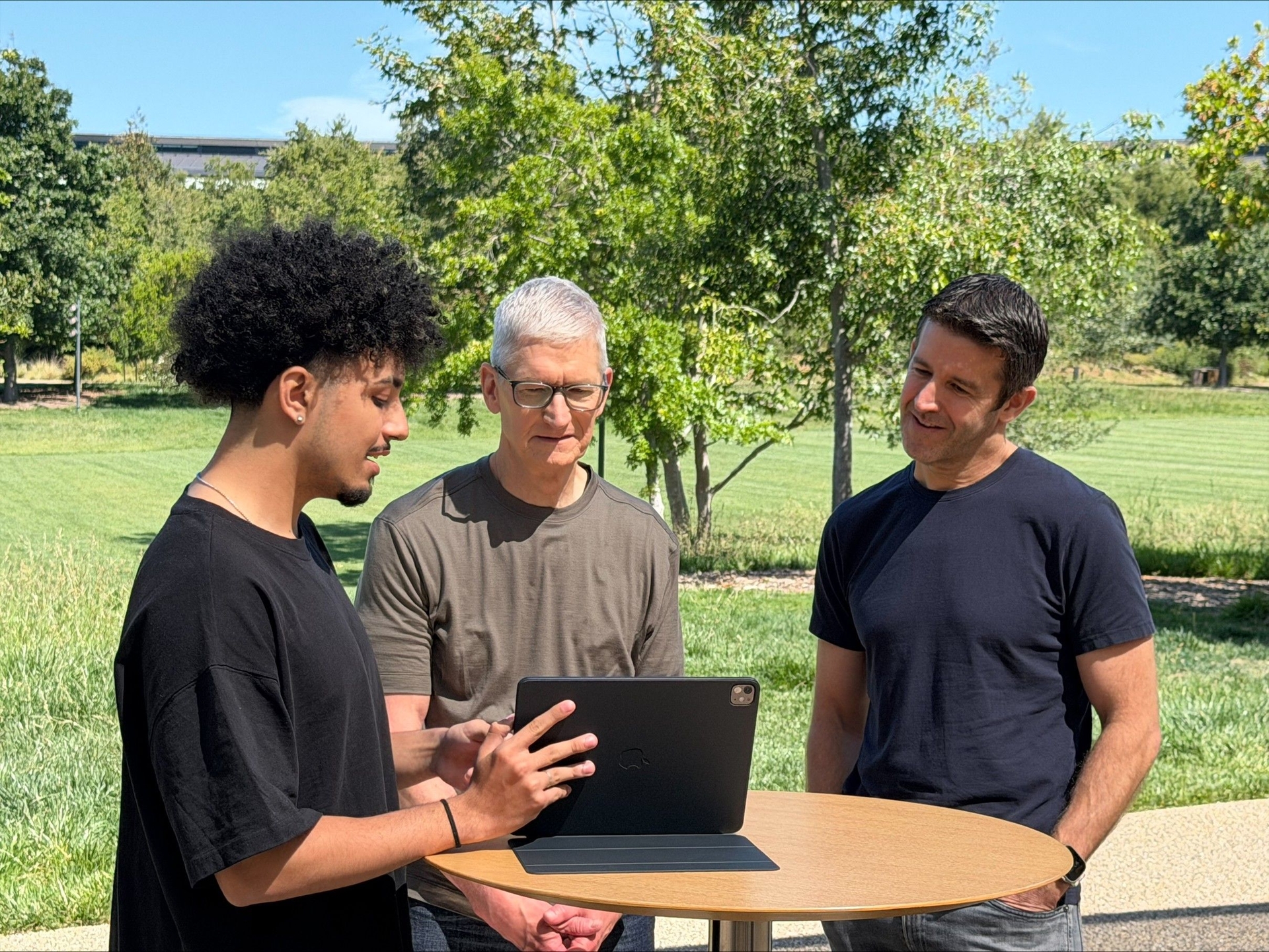 Estudante apresenta app inovador para Tim Cook na Califórnia