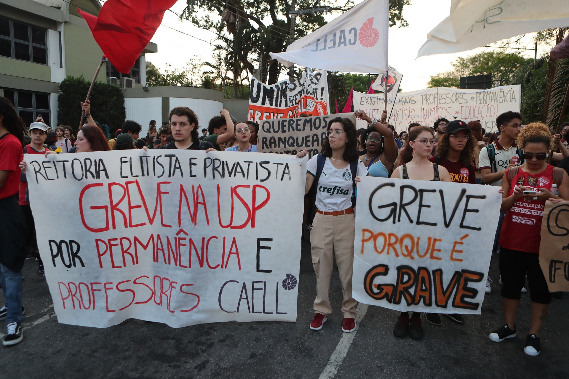 Alunos da USP encerram greve estudantil após 54 dias