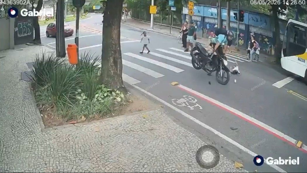 Motociclista avança sinal e atropela criança na Gávea