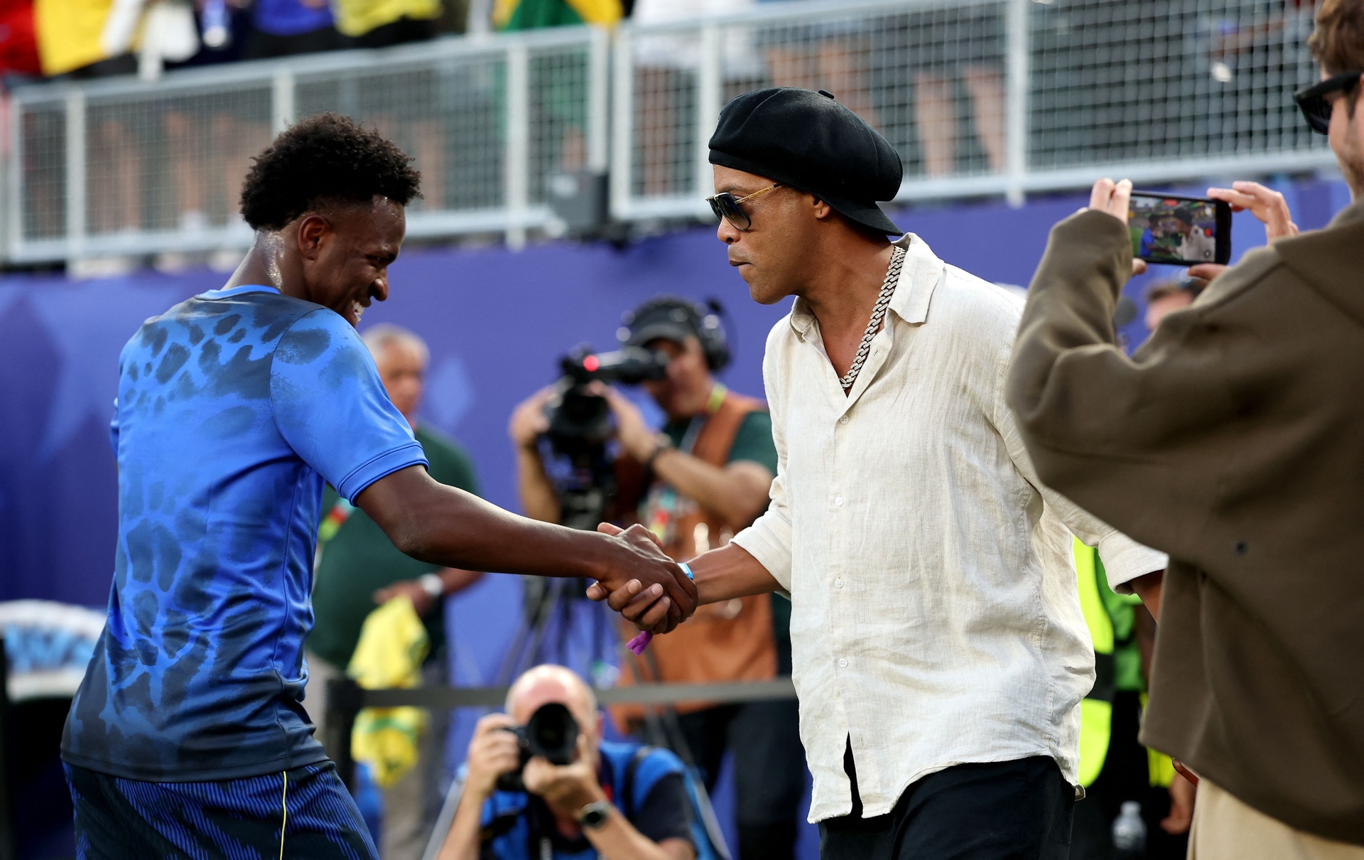 Ronaldinho Gaúcho brilha como músico e atleta de sucesso