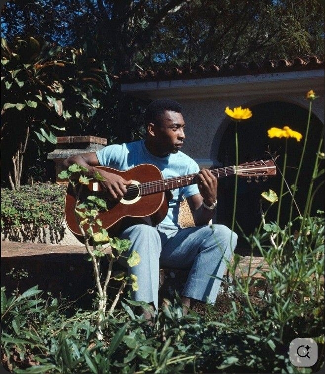 Violão de Pelé vai a leilão por R$ 20 mil
