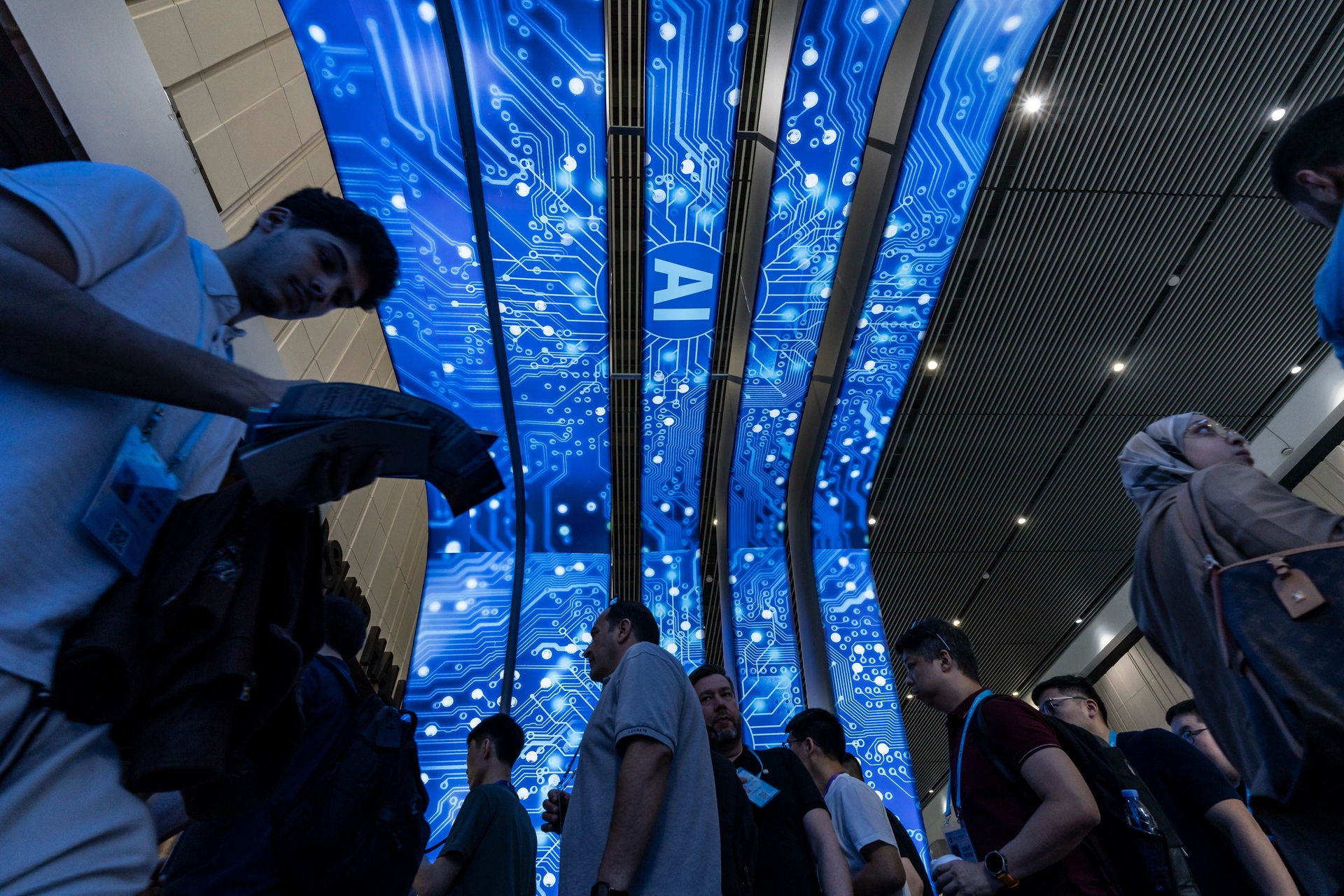 China impõe novas restrições de viagem para talentos de IA