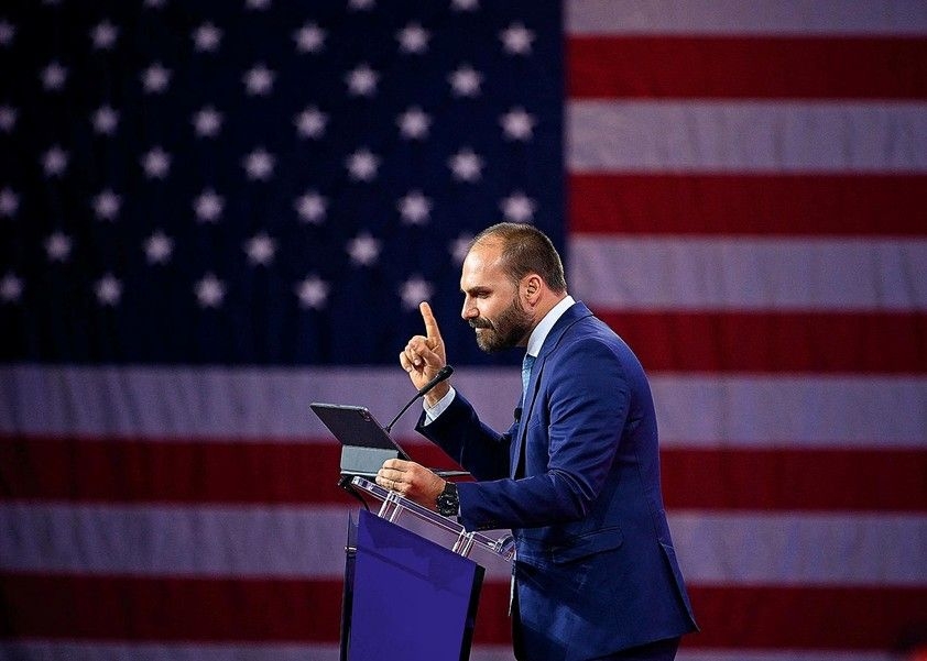 Eduardo Bolsonaro sugere rompimento com o Novo após críticas