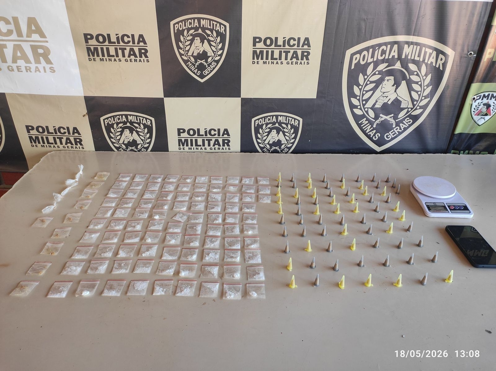 Jovem é preso com cocaína e crack em Januária