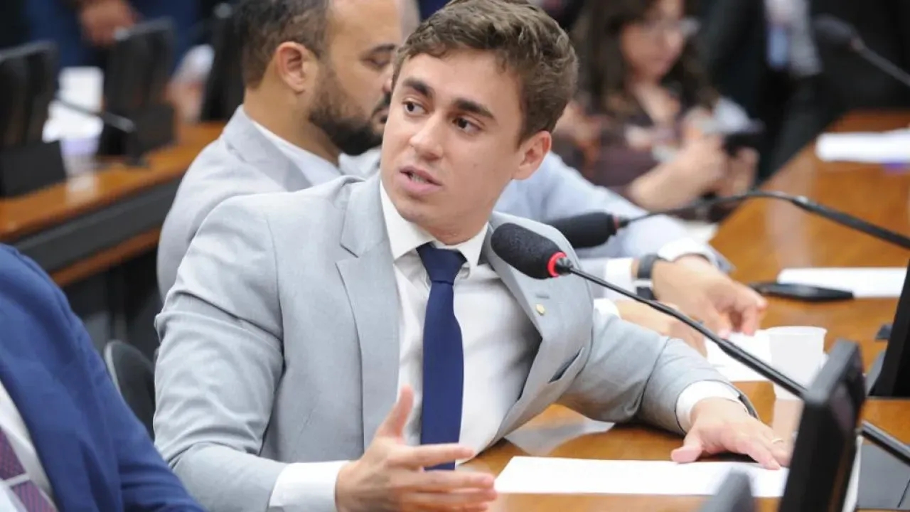 Nikolas Ferreira cita Flávio Bolsonaro em poucos posts no X