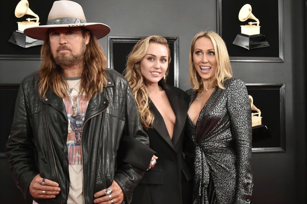 Billy Ray Cyrus celebra harmonia familiar após divórcios