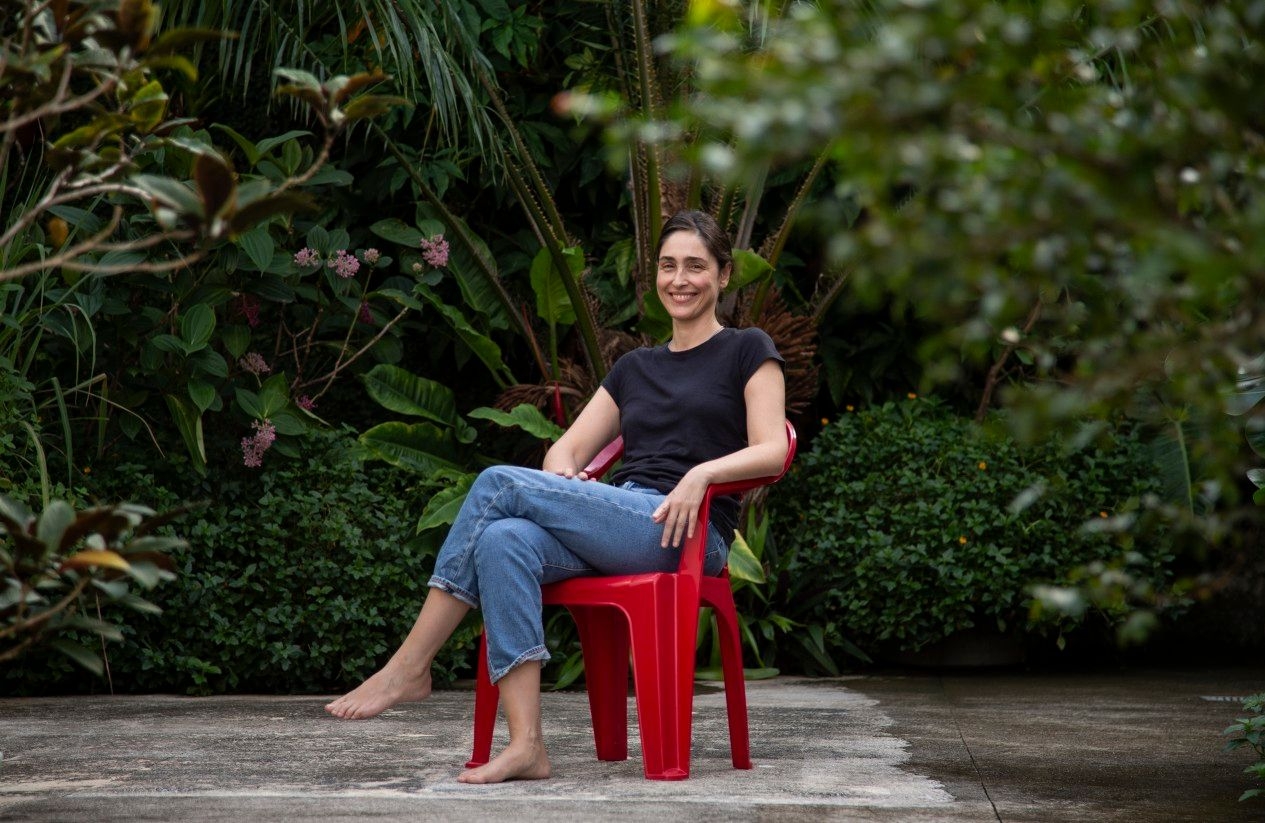 Maria Klabin apresenta livro com arte do cotidiano