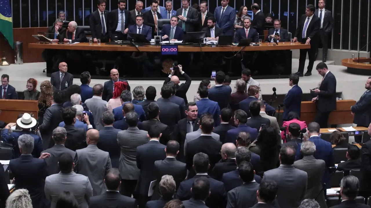 PEC da jornada 6x1 avança com aprovação na Câmara