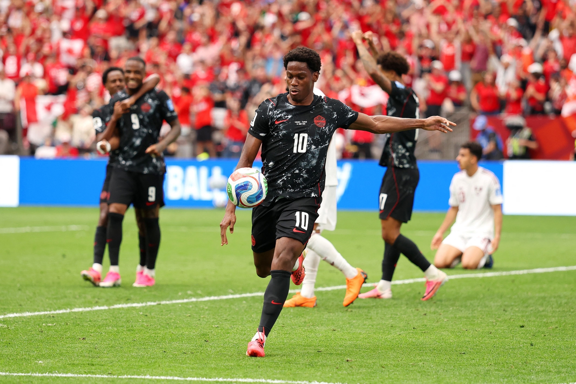 Jonathan David brilha na Copa e empata com Messi