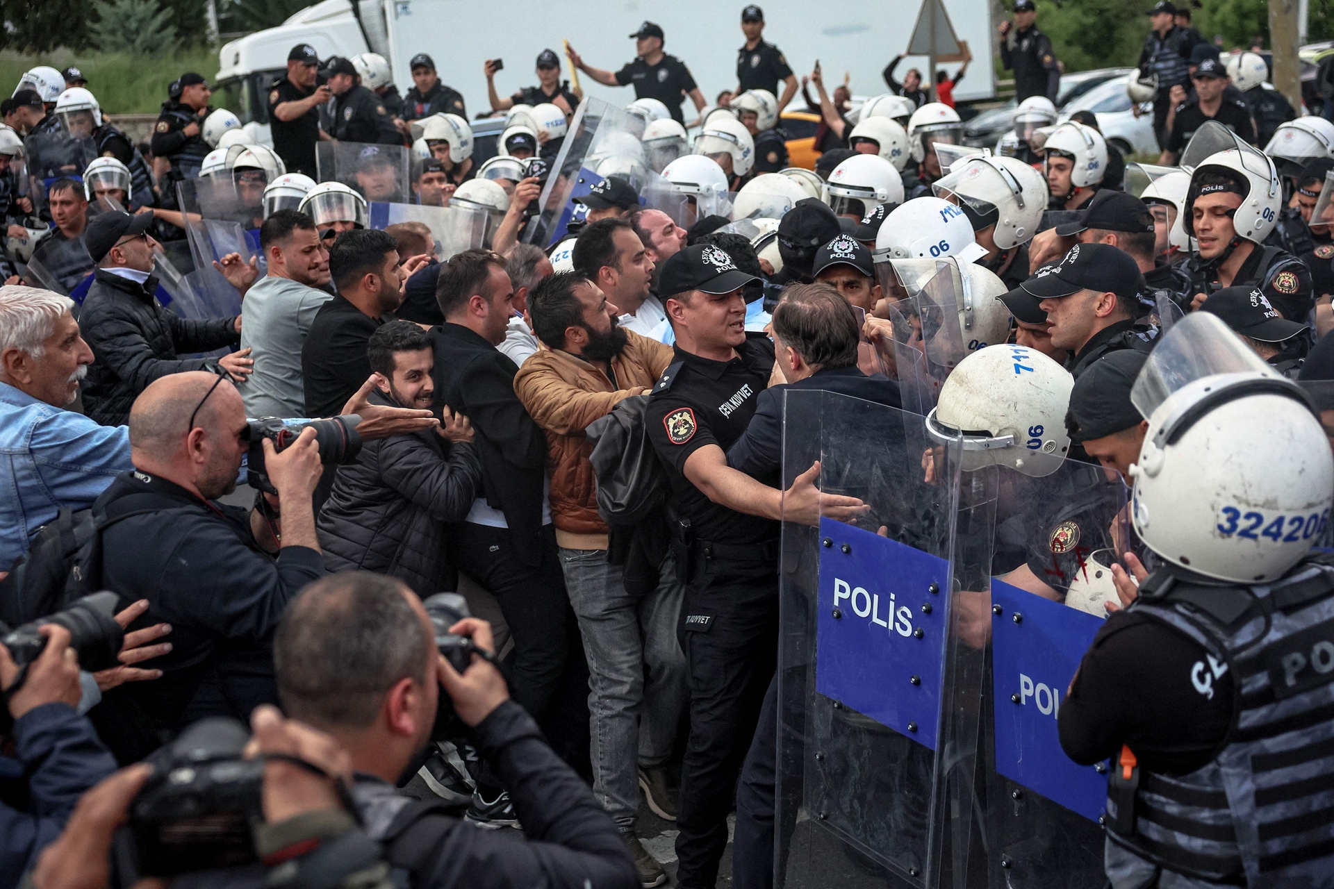 Polícia de choque invade sede do partido de oposição na Turquia