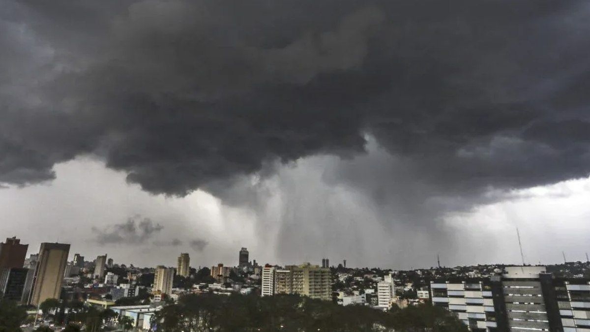 Tempestade repentina causa transtornos em Curitiba